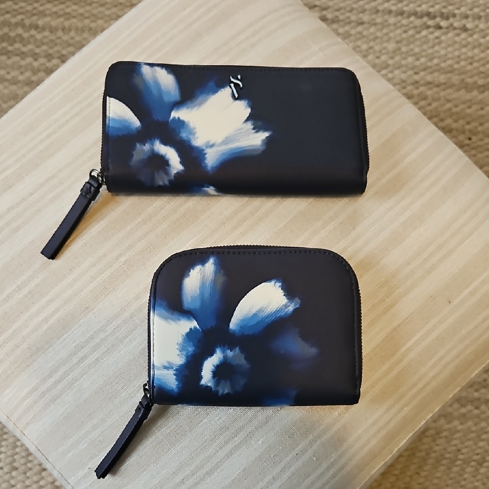 NWOT Simply VERA  Floral Blue and White Women's Wallet Set